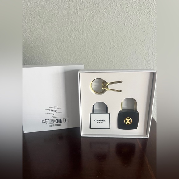 Chanel Beauty Lock and Key Set NIB - Picture 4 of 5